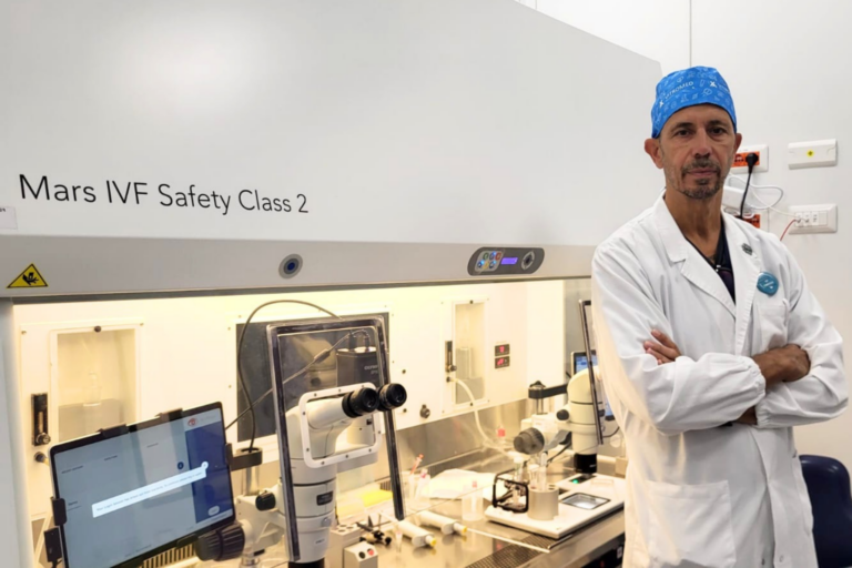 Dr. Lodovico Parmegiani nel laboratorio IVF di Next Fertility GynePro a Bologna, specializzato nella sicurezza della vitrificazione degli ovociti.